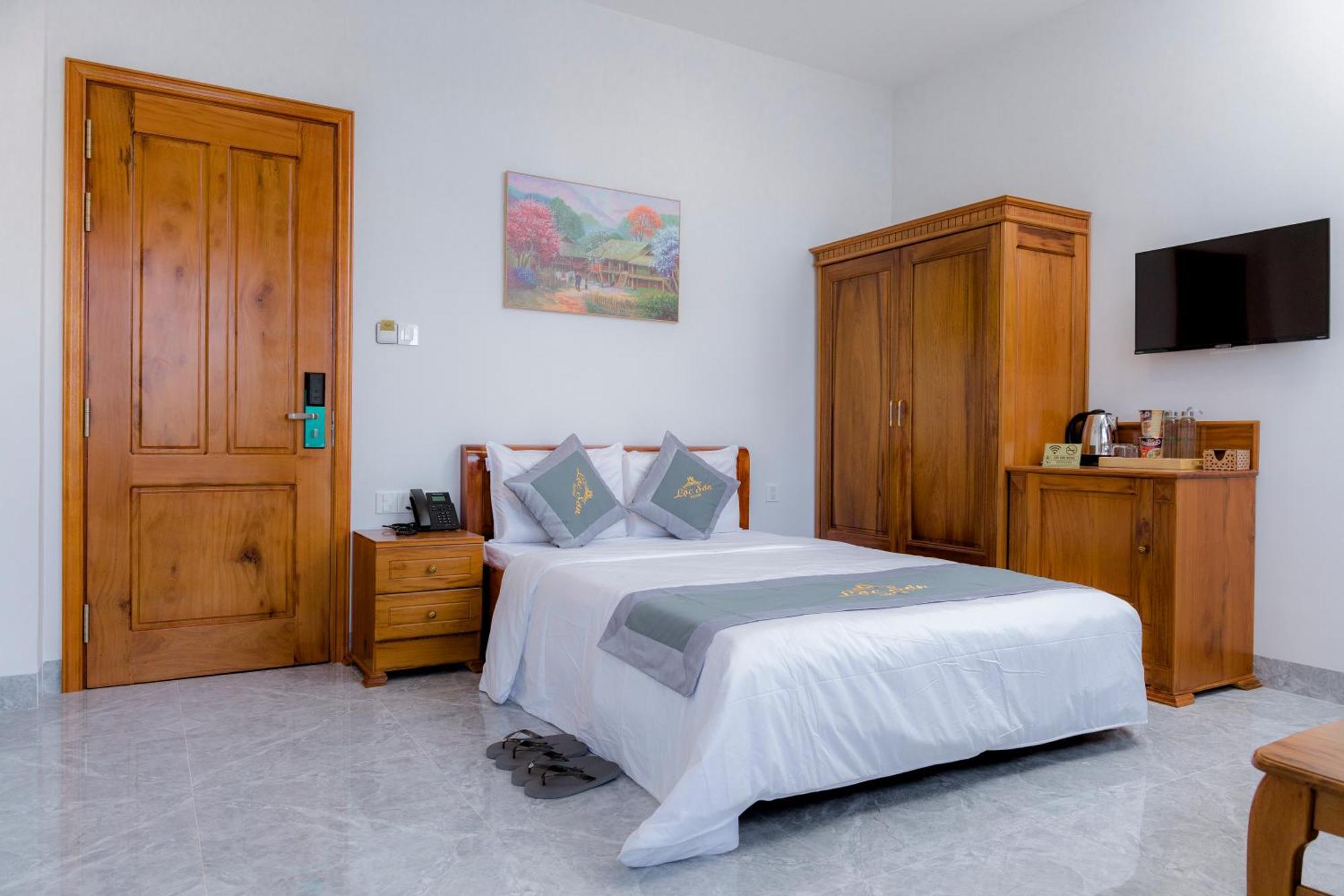Loc Son Hotel Buôn Ma Thuột Extérieur photo
