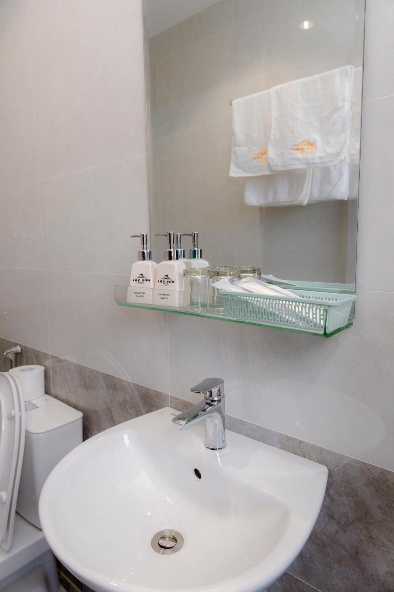 Loc Son Hotel Buôn Ma Thuột Extérieur photo